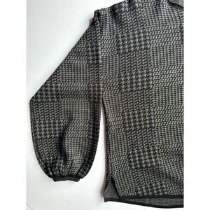 Max Studio London Black and Gray Patterned Sweater Size Small